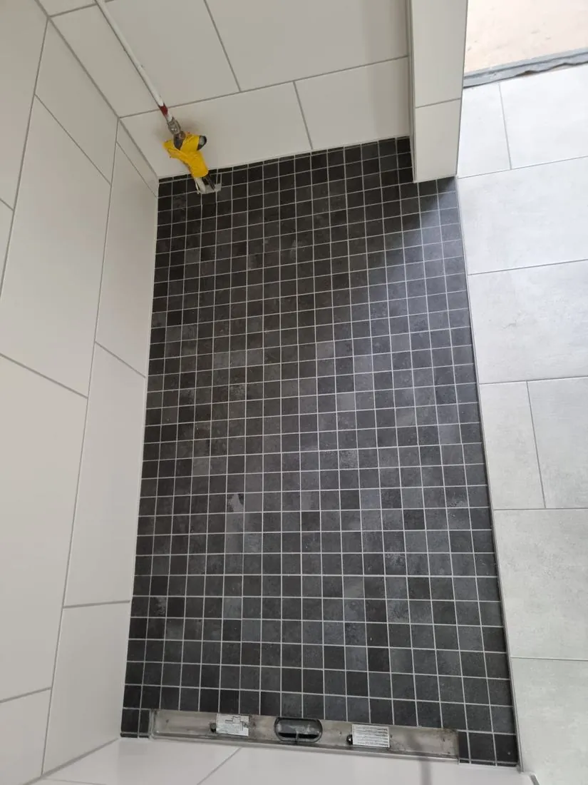 Duschboden mit dunklem Mosaik