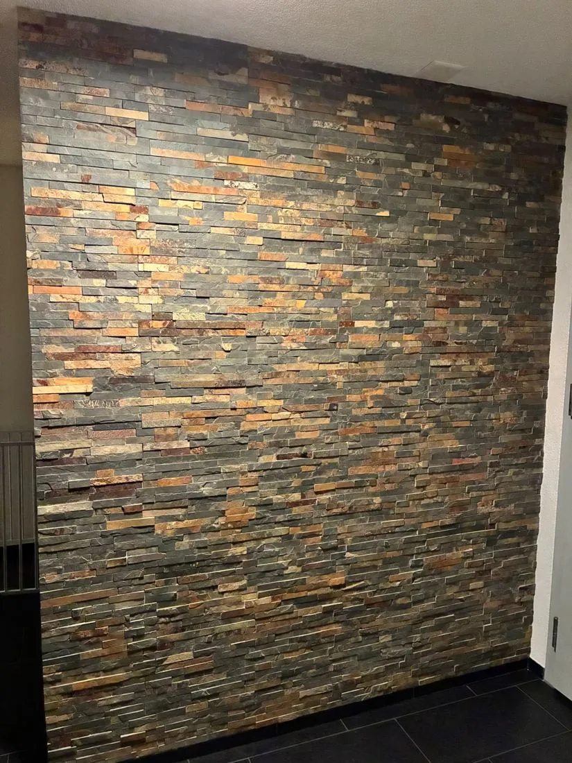 Fertige Wand mit Verblendsteinen aus Schiefer