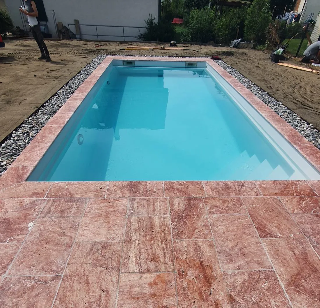 Pool mit Travertin-Umrandung
